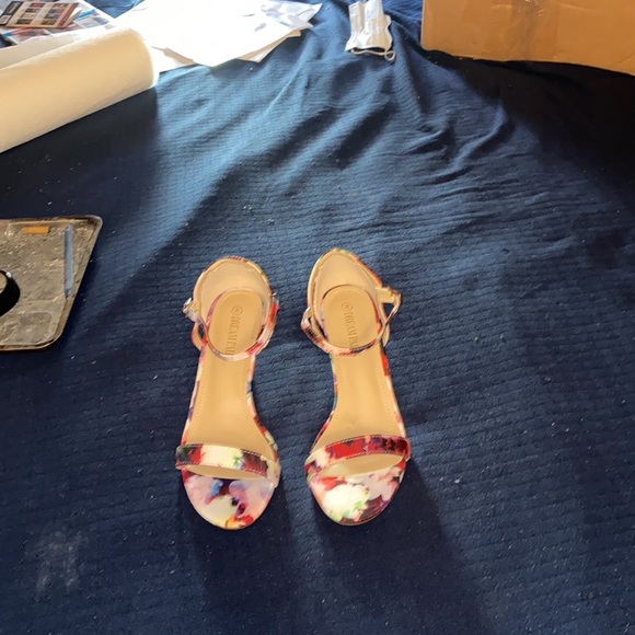 Small heel sandals more like a pump cutsy - Picture 8 of 12